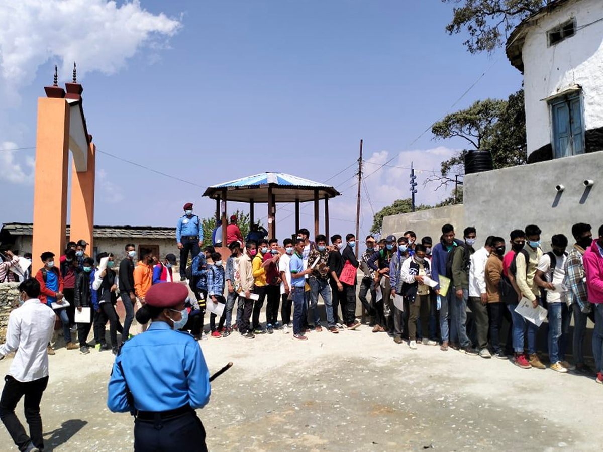 बैतडीमा म्यादी प्रहरीमा भर्ना हुनेको लर्को,तीन दिनमै एक हजार बढीले आवेदन दिए